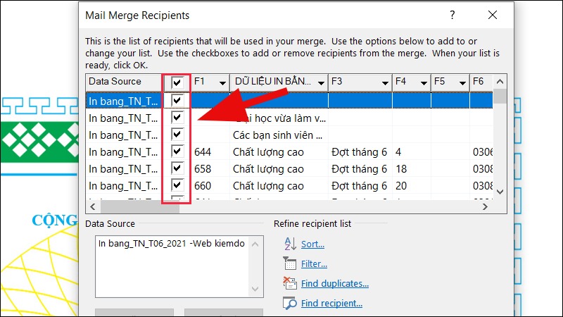 Tại Mail Merge Recipients, bạn tích chọn danh sách đối tượng mà bạn muốn in bằng khen và chọn Ok.