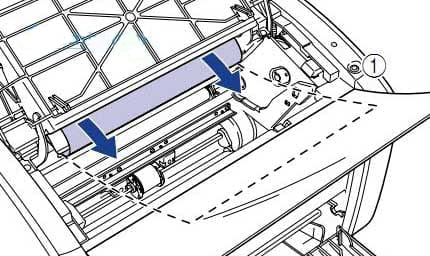 dùng 2 tay luồn ra sau lấy giấy